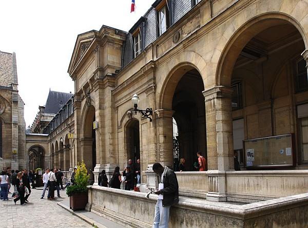 Auditeurs en circulation pr�s de l'entr�e du Cnam